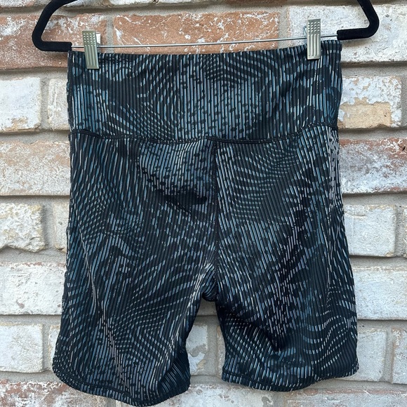 Mono B Textured Animal Print Iridescent Bicycle Bike Shorts - Picture 4 of 6